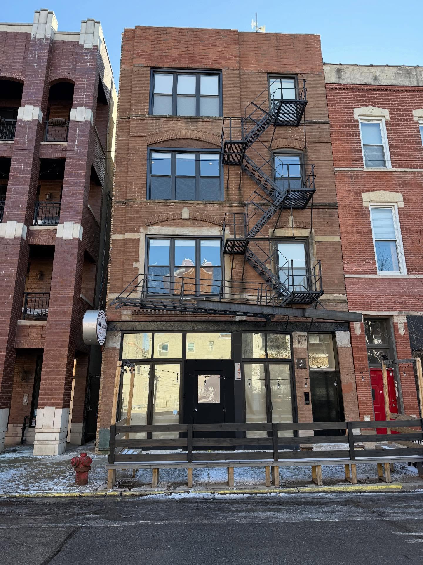 Gilda Chicago storefront and exterior on West Town Chicago Avenue