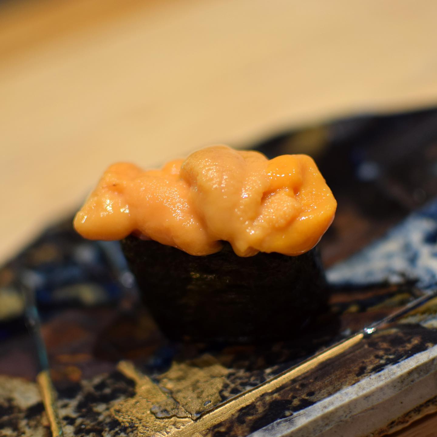 Kyōten Chicago ensui uni gunkanmaki on ceramic plate at the wooden counter