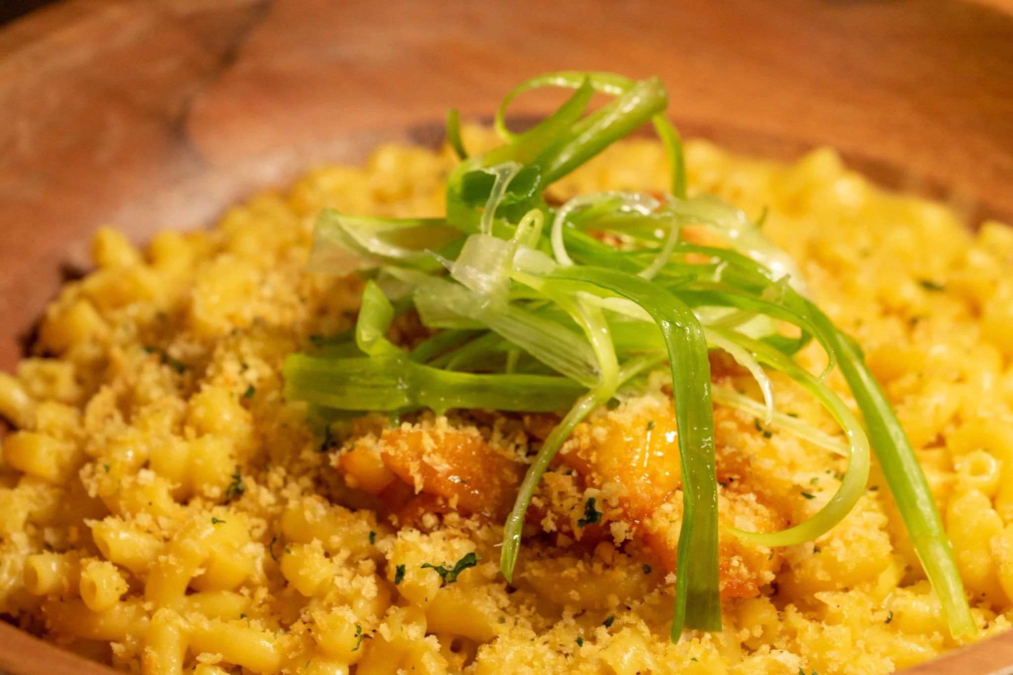 Little Betty Smokehouse loaded mac and cheese with breadcrumbs and scallions